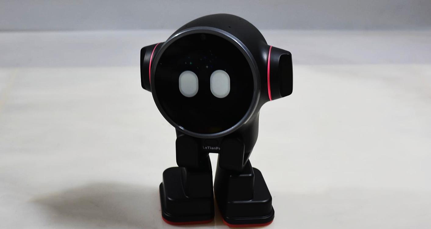 桌面人形机器人,乐天派和emo桌面机器人