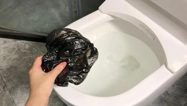 马桶堵了塑料袋疏通,马桶堵了用塑料袋就能疏通