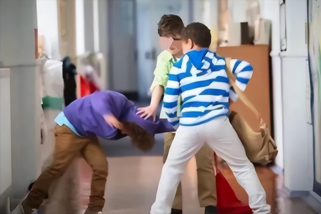 12岁男孩夜袭21岁女大学生,实施性侵!警察:不具备刑事年龄