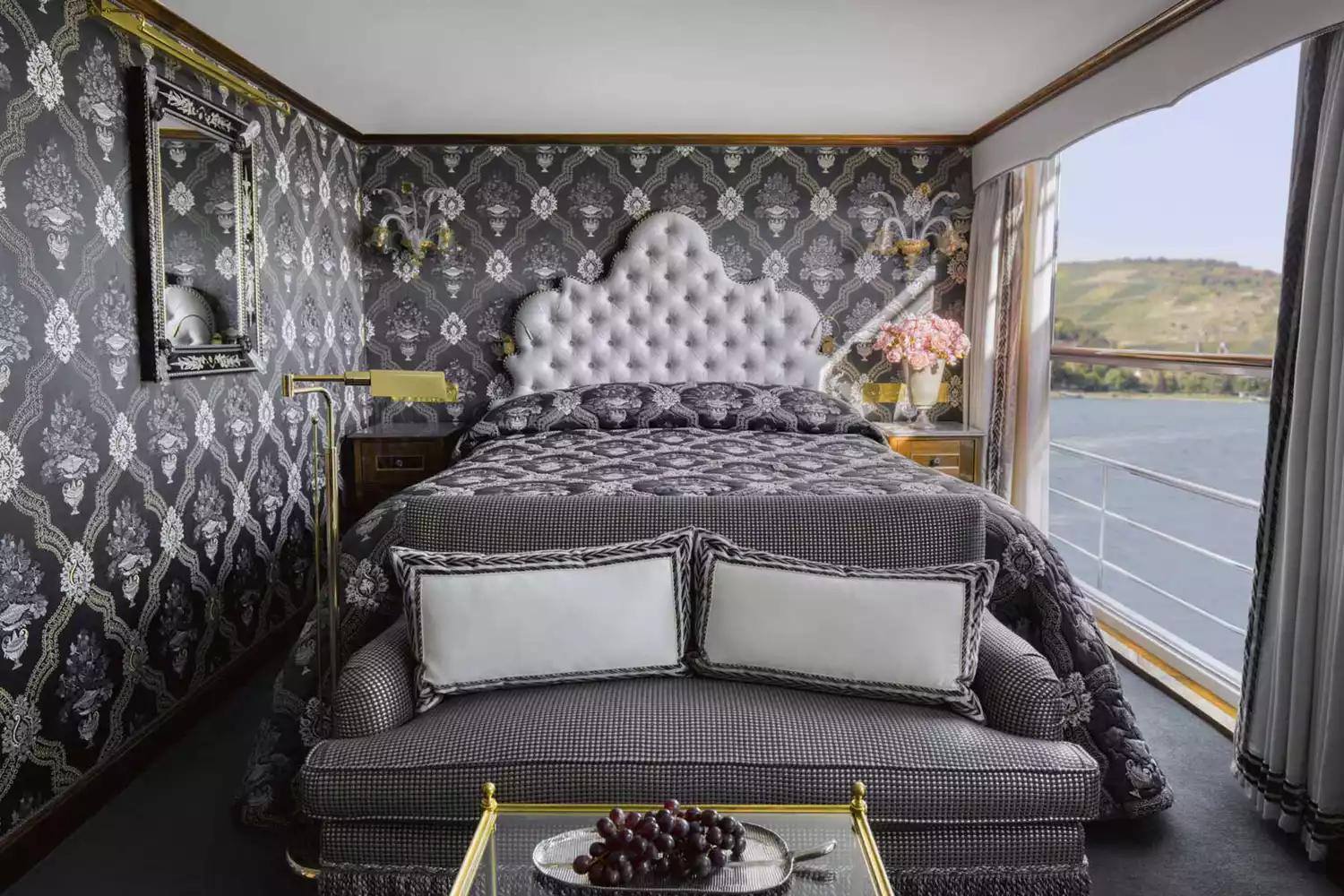 2024年邮轮环球旅行最便宜价格,12月唯一运行的涉外豪华游轮