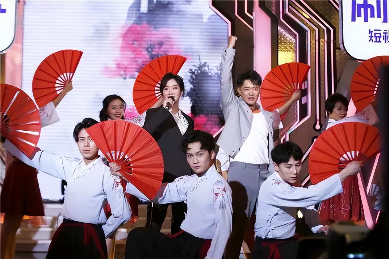 凤凰传奇被说土的节目,凤凰传奇被网红说土