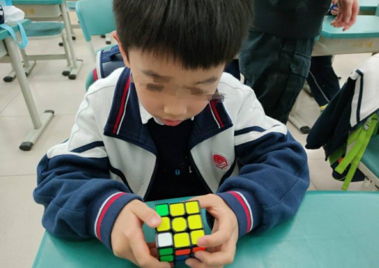 孩子玩魔方家长的感触,孩子玩魔方对小学生有什么帮助