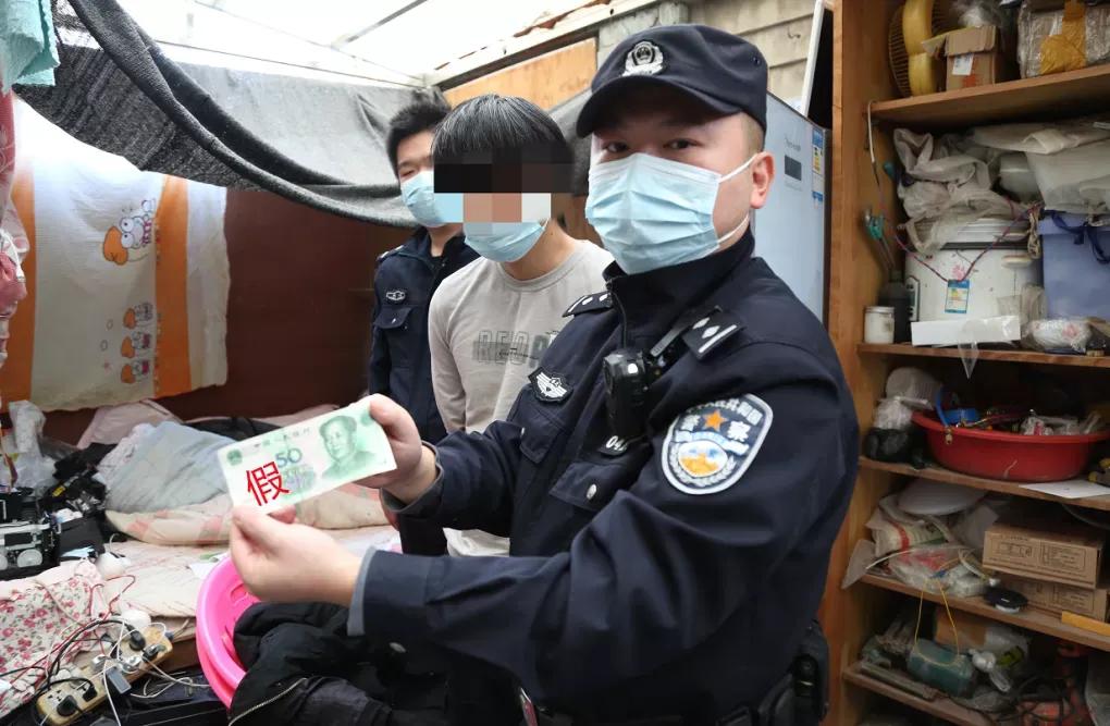 湖北武汉：男子自学PS技术造*币假**再贩卖黄陂警方破获一起特大伪造贩卖*币假**案