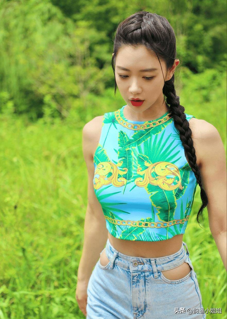 克拉拉穿运动裤 (克拉拉穿着露脐装)