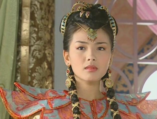 助理伺候明星捏脚,助理伺候明星跪下打伞