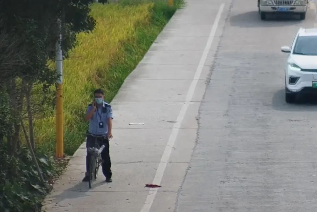 三伏天里自行车需要“代驾”，警察叔叔接单了！