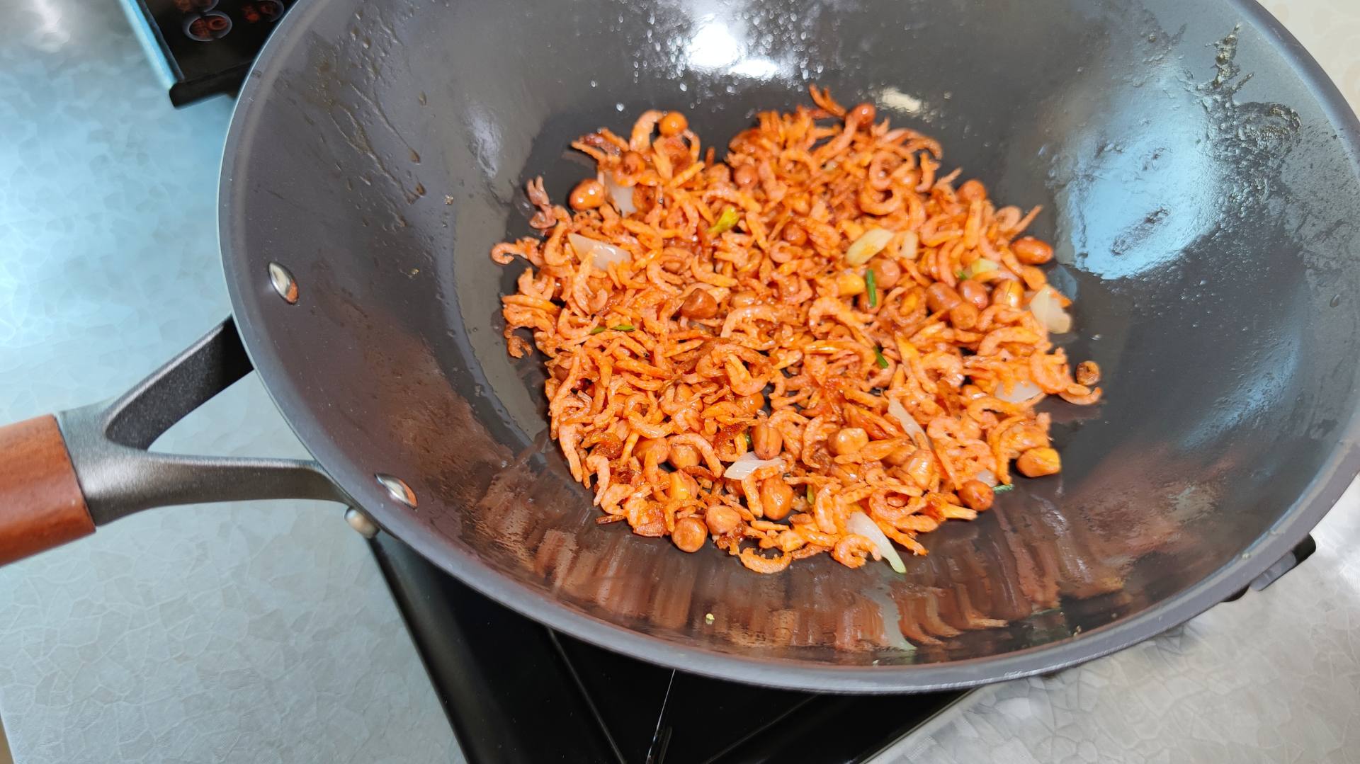 什么铁锅炒菜不易糊锅,铁锅怎么炒菜不容易糊