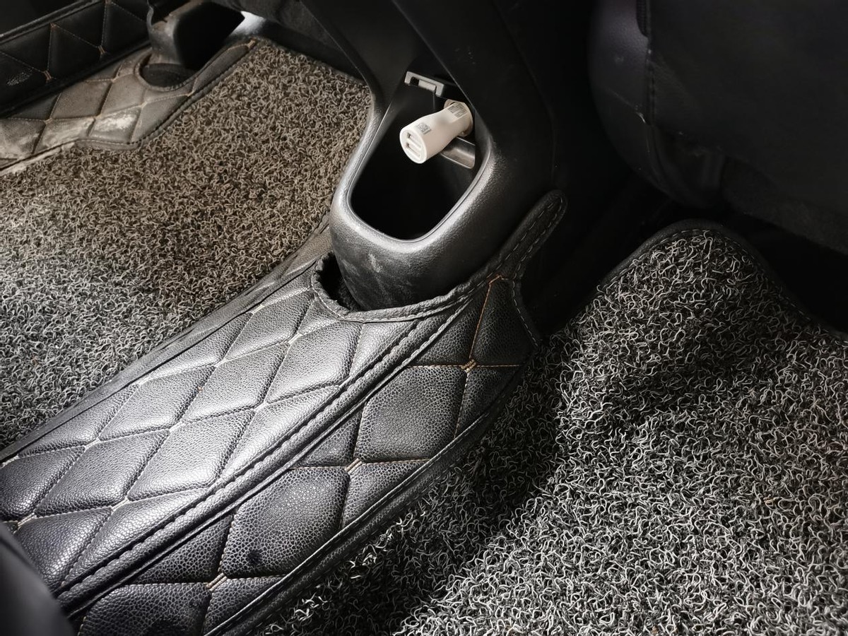 汽车里一股臭脚味,汽车脚垫有臭味怎么消除