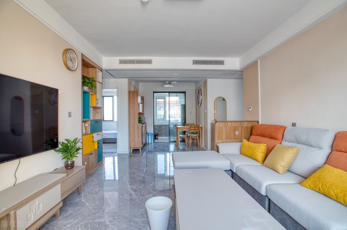 创维液晶电视正常几分钟突然黑屏,液晶电视突然黑屏原因