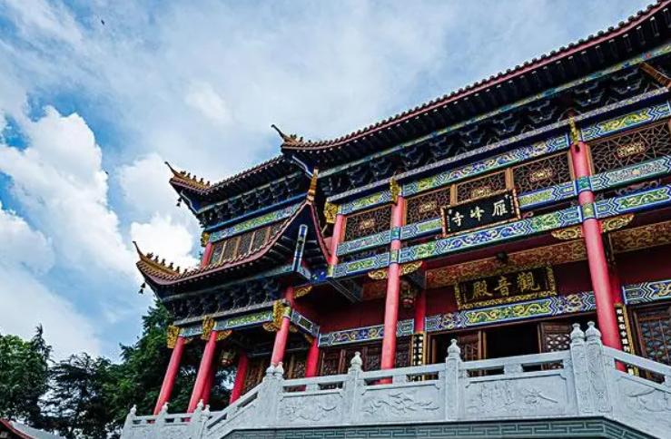 年轻人热衷拜佛,烧香拜佛的年轻人越来越多