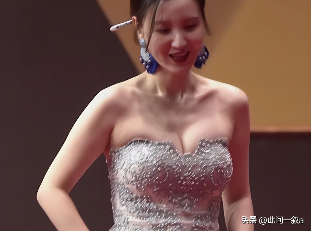 “大秀*光春**”还不害臊，深V露背都不遮掩，这群女明星全员养眼！