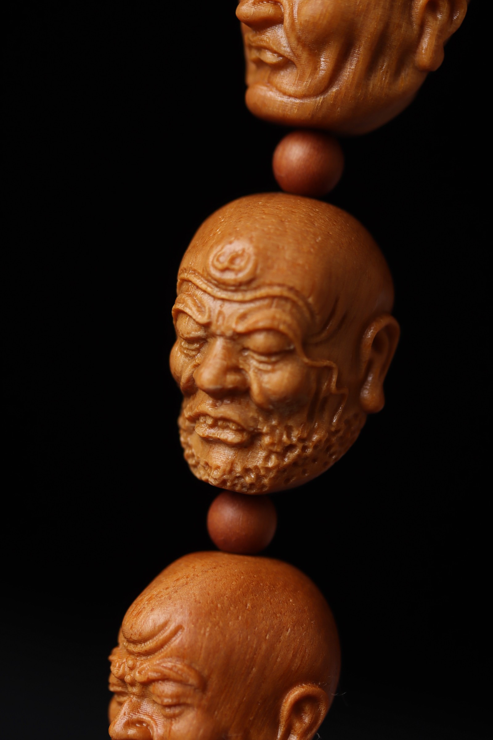 橄榄核雕方寸之间,舟山核雕方寸之间