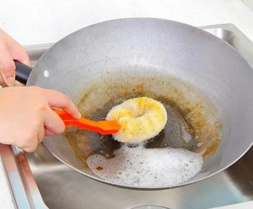 爱仕达不粘锅掉了涂层发黑致癌吗,不粘锅有毒吗会不会掉色