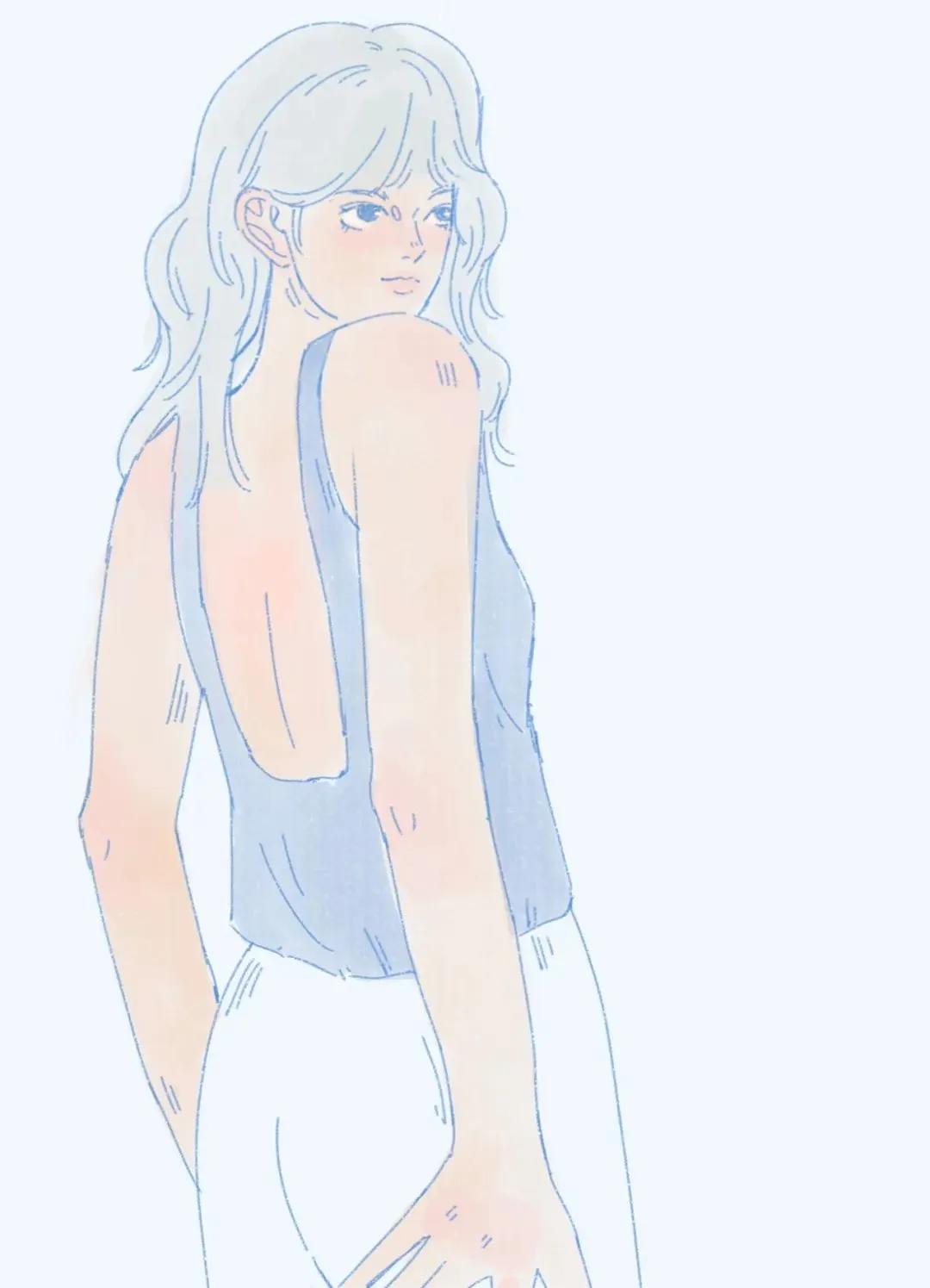 她的小腹微微凸起,她的肚子胖胖的像什么