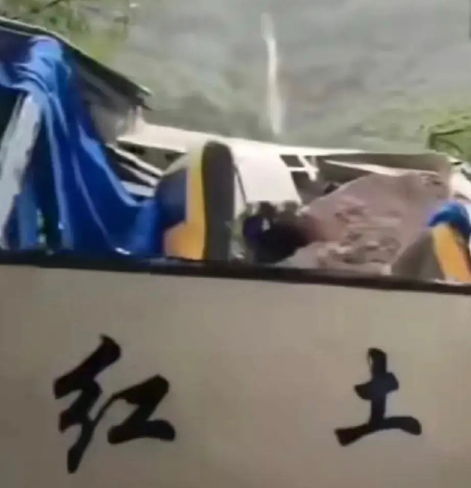 奉节客运大巴被落石砸中6人遇难,奉节一中巴车被落石砸中视频