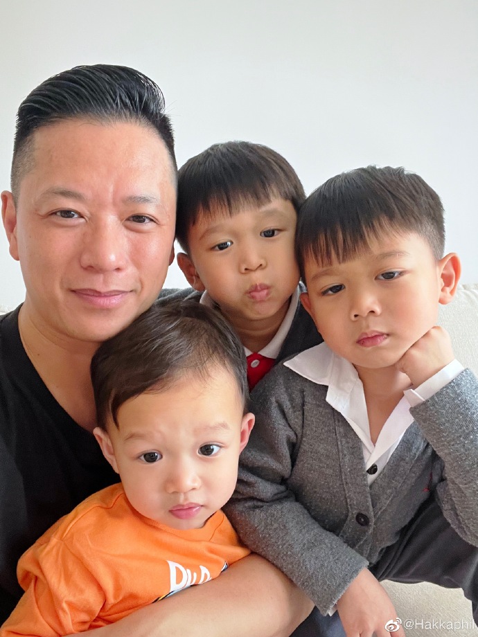 胡杏儿首晒三个儿子对比照,胡杏儿全家福3个儿子