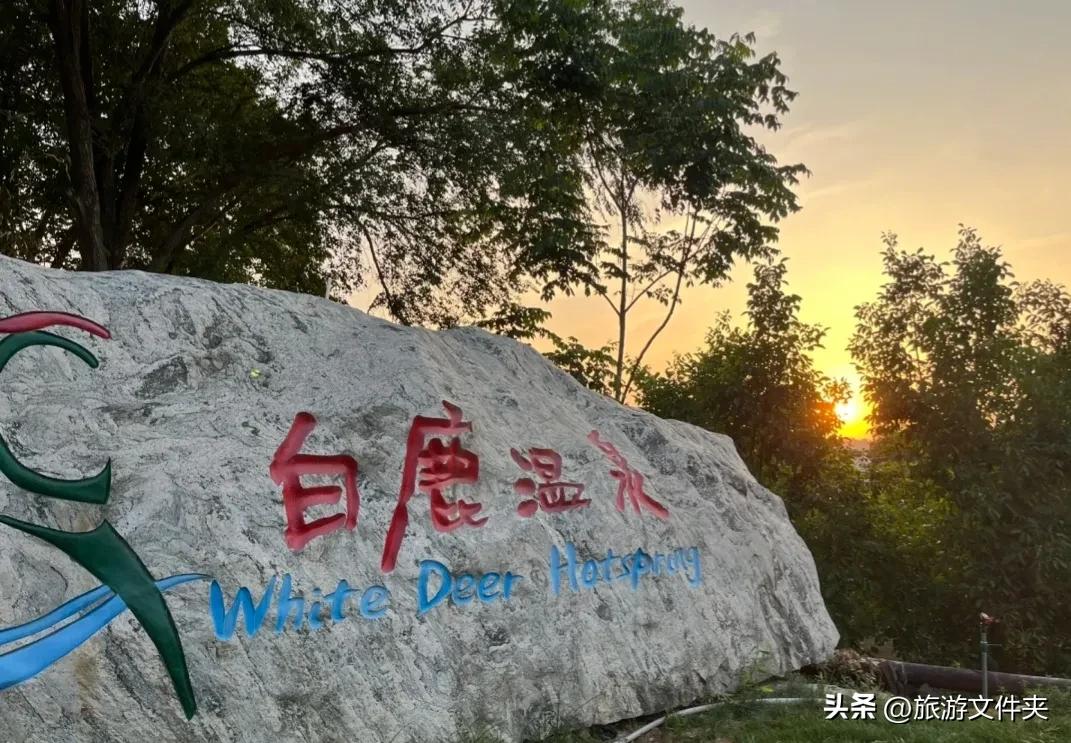 泡温泉40度和30度,40多个天然温泉池可以畅泡一整天