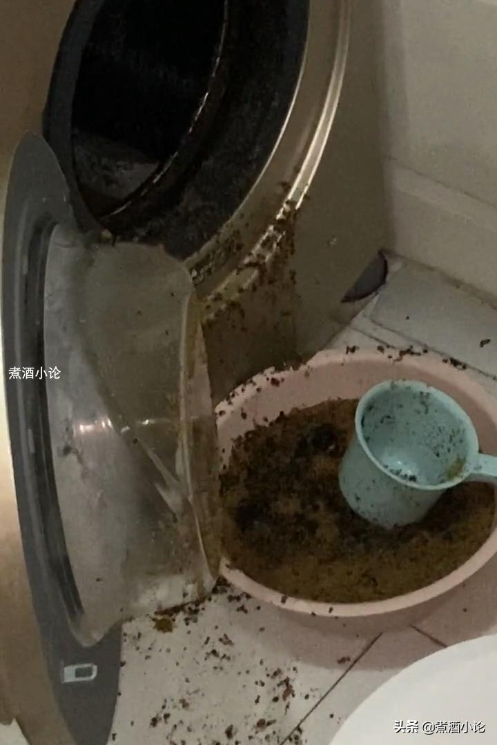 女子用洗衣机洗枕头,用洗衣机洗荞麦枕头结果炸了