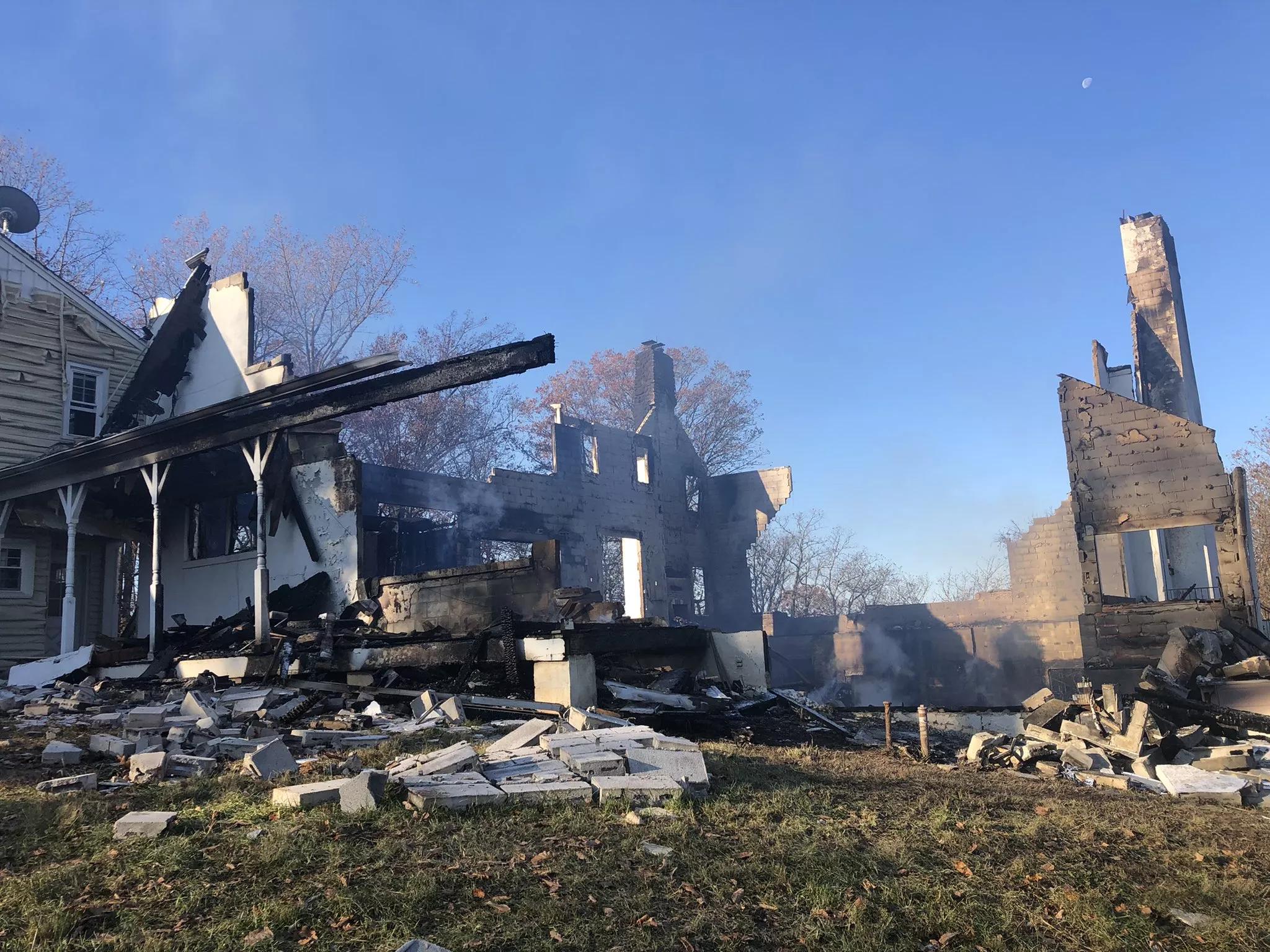 村民家里发现眼镜蛇蛇窝,澳洲家里发现蛇