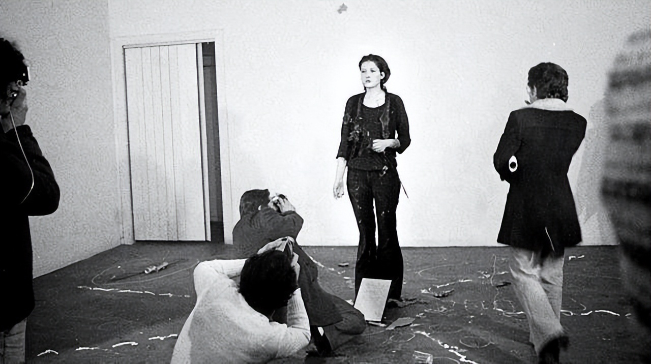 1974年，女人将身体麻醉任人处置，人们却不断挑战她生理心理极限