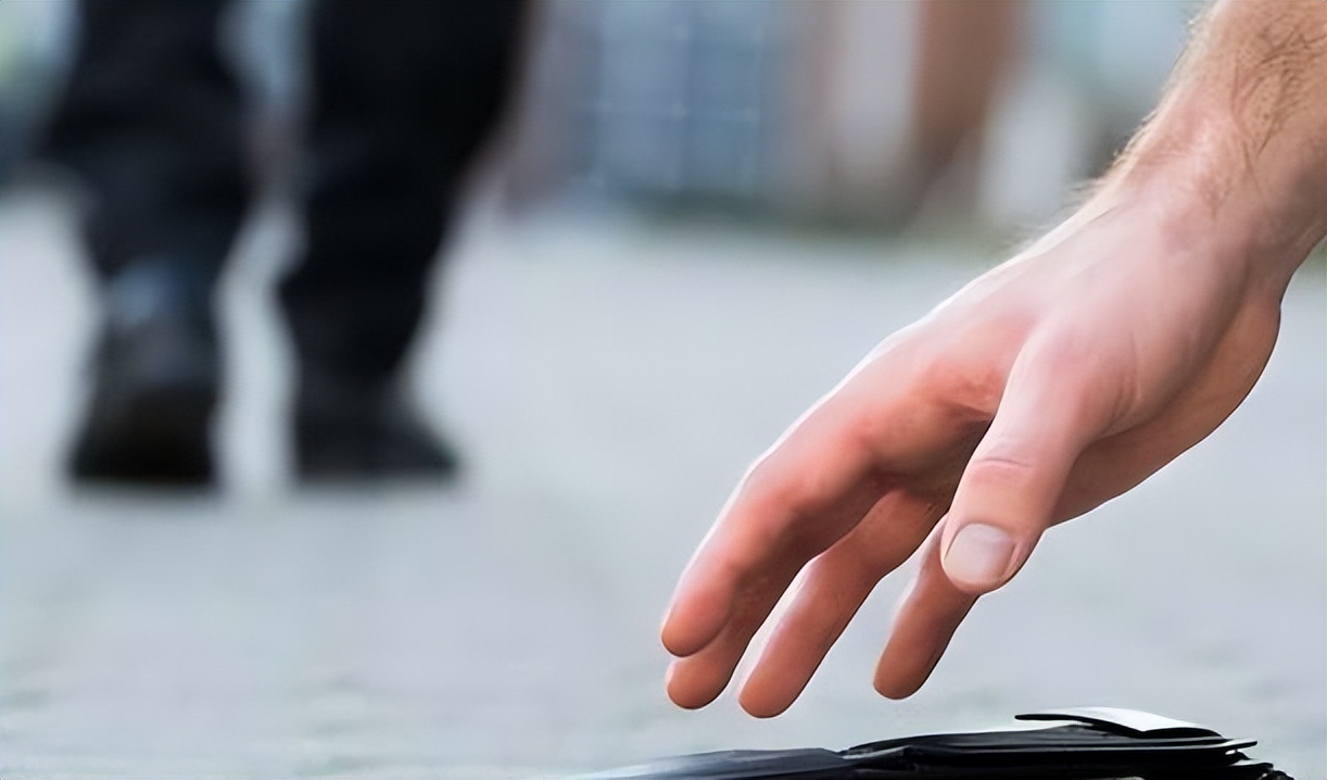 清洁工捡到钻戒被发500结果,清洁工捡到35万真的吗