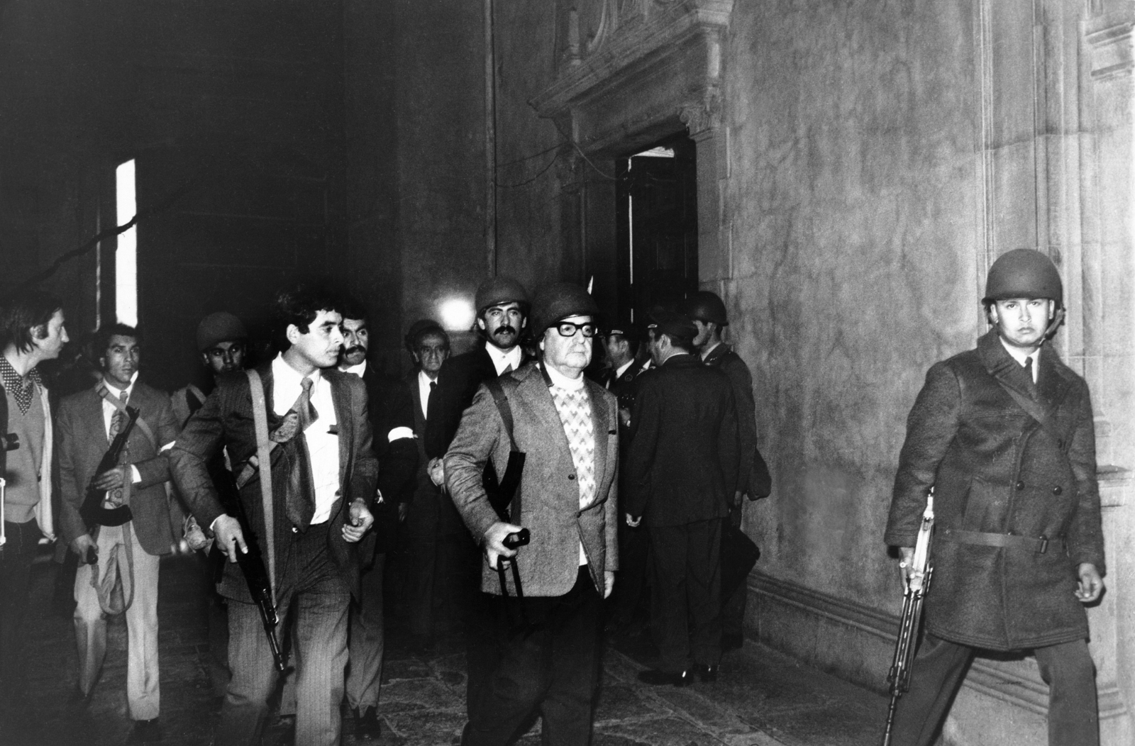 铁血总统阿连德：抗美图腾人物，面对美国挑乱，手持步枪战斗到死