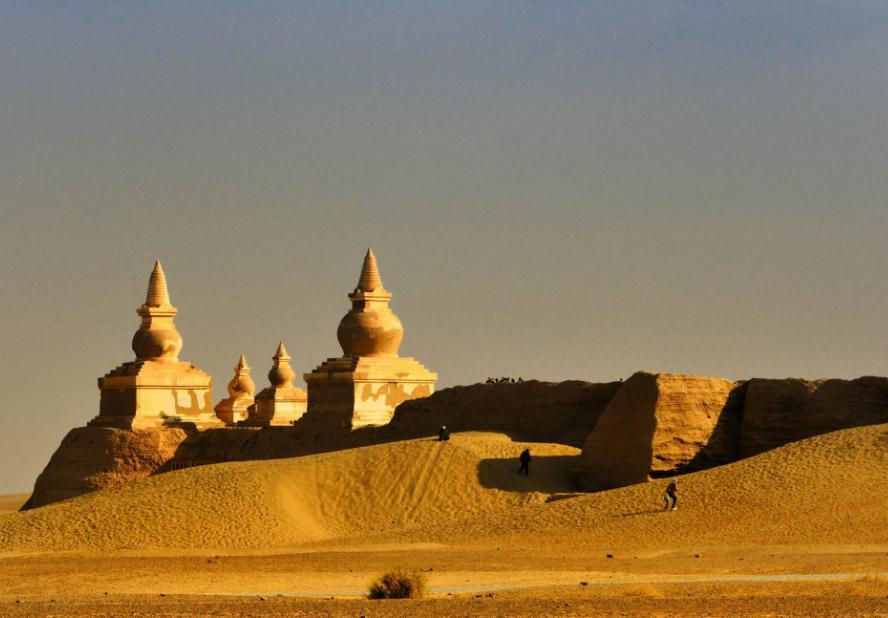 额济纳胡杨林沙漠王国,初夏的内蒙古额济纳大漠胡杨