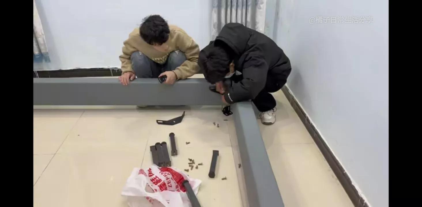 小贤半夜被橘子叫醒,小贤突然约橘子去他家吃饭