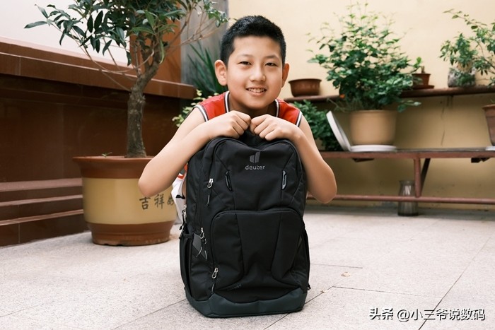 多特学生书包视频,多特背包背娃