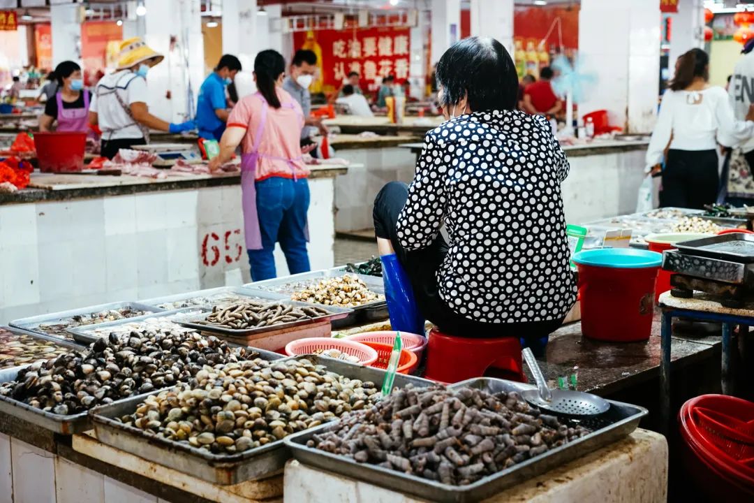 早餐烤乳猪，海鲜论盆卖？这座海岛小城舒坦得有点离谱了