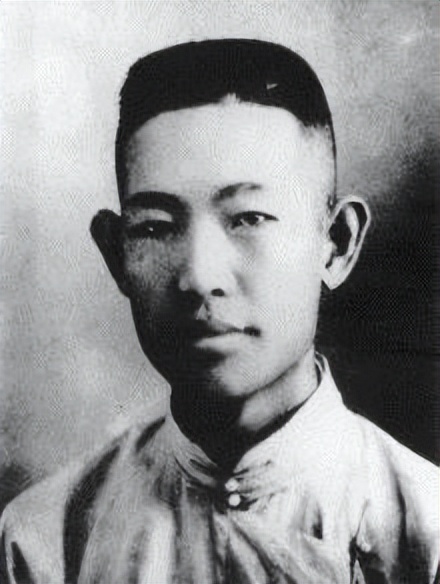 52年毛主席游孔林，突听“砰”一声响，他问孔子后人：这常打枪吗