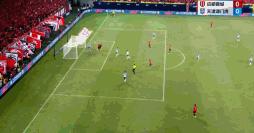 马宁现场向观众解释改判出示红牌,马宁改判解释的内容