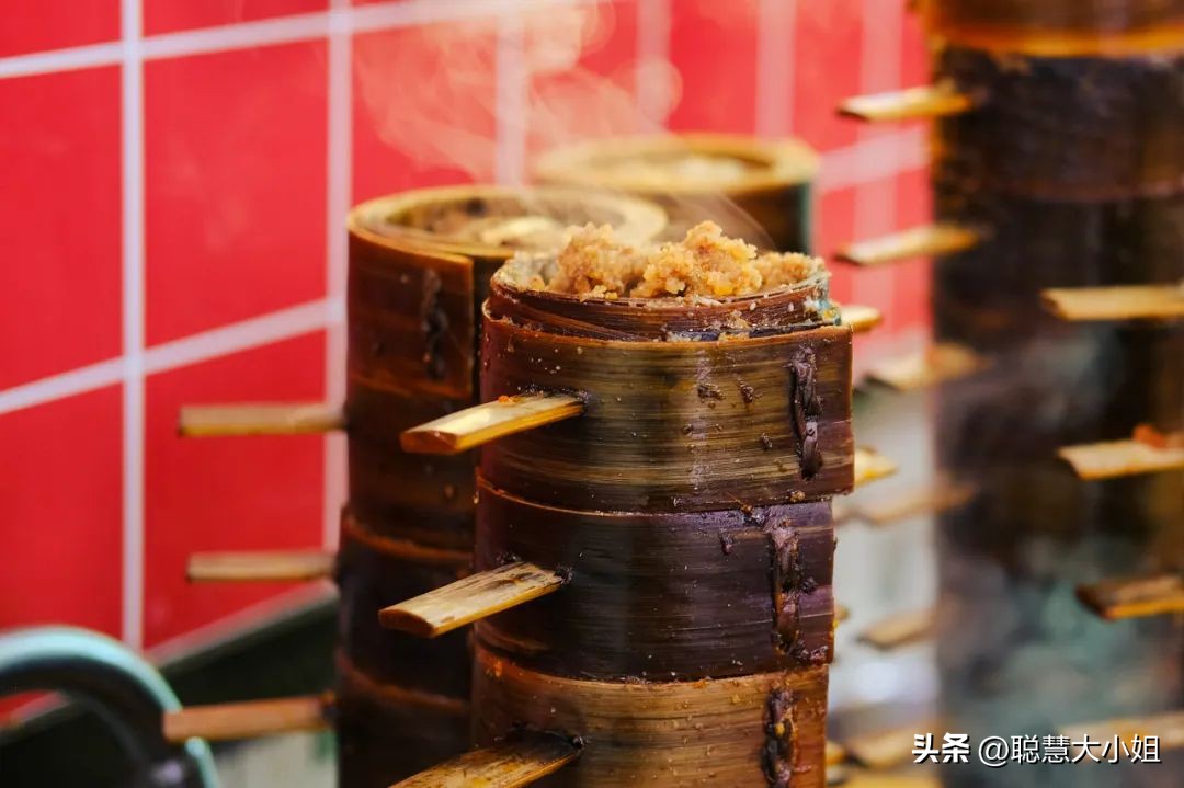 一场烟花登顶热搜！满城美食火成顶流，这座夏日小城太宝藏了！