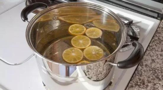 白色衣服用漂白水后变红怎么办,白色衣服黄了不要扔教你一招变白