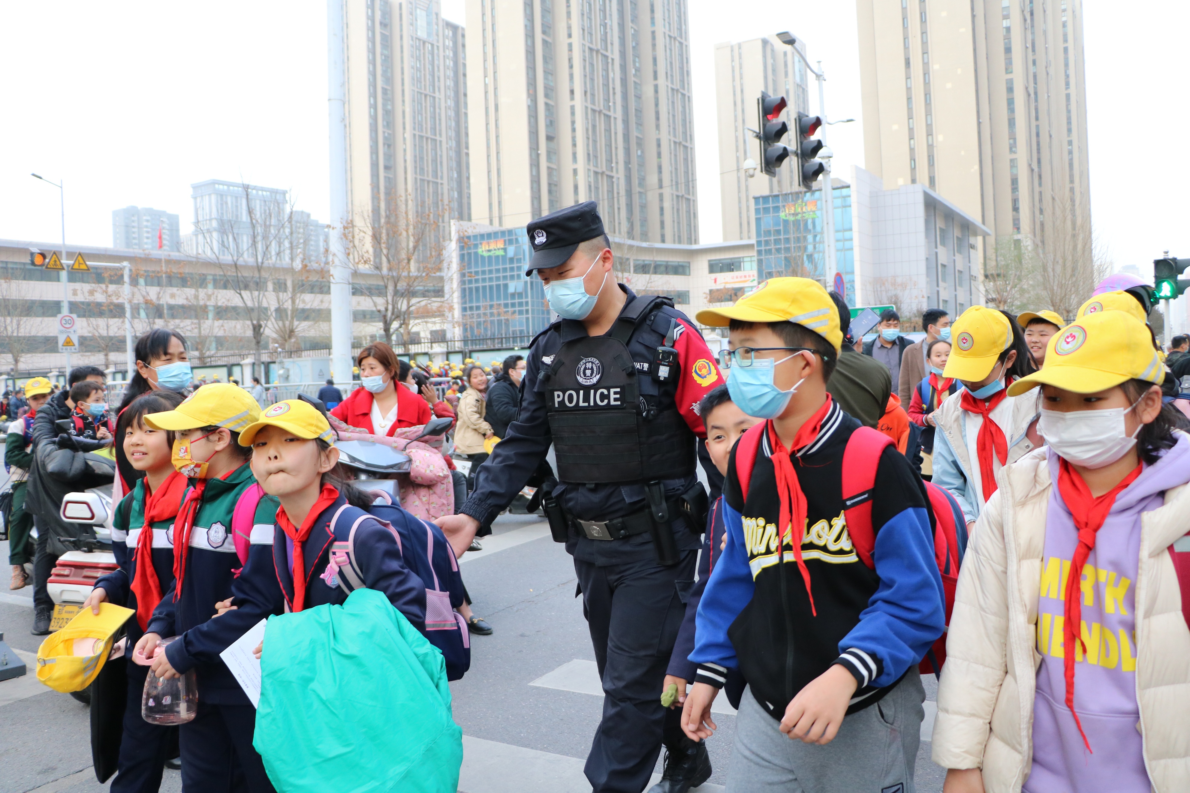 郑州公安开展夜间巡逻防控工作,河南公安开展夜间巡逻防控工作