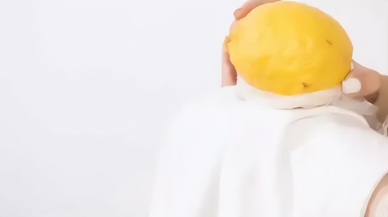 白衣服发黄洗白小窍门小苏打白醋,白色衣服放时间长了发黄怎样去除