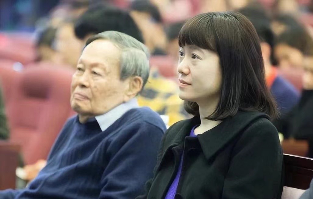 97岁杨振宁与43岁翁帆近照曝光,102岁杨振宁财产多少