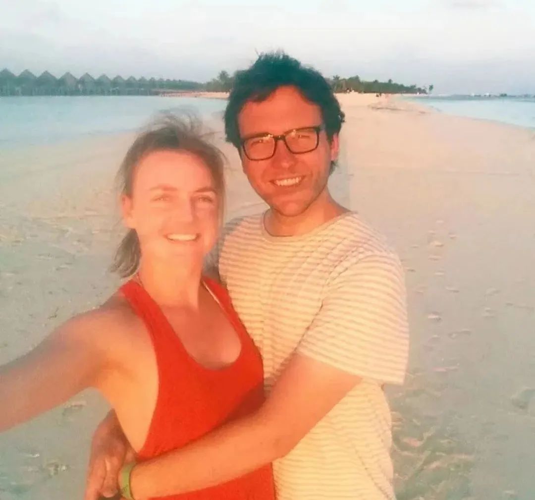 这对年轻夫妻放弃高薪，旅行2年花光存款，潇洒8年后向全网凡尔赛