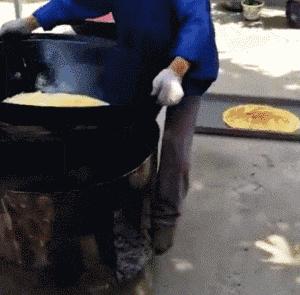 神回复：把大众车标扣下来清灰，里面藏了一个圆球，这是个啥？