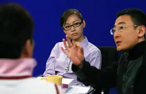 黄健翔前妻是端盘子的吗,足球解说员黄健翔现任妻子