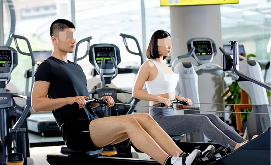 51岁大妈找24岁健身陪练引发命案,46岁大妈陪两个健身教练死亡通报