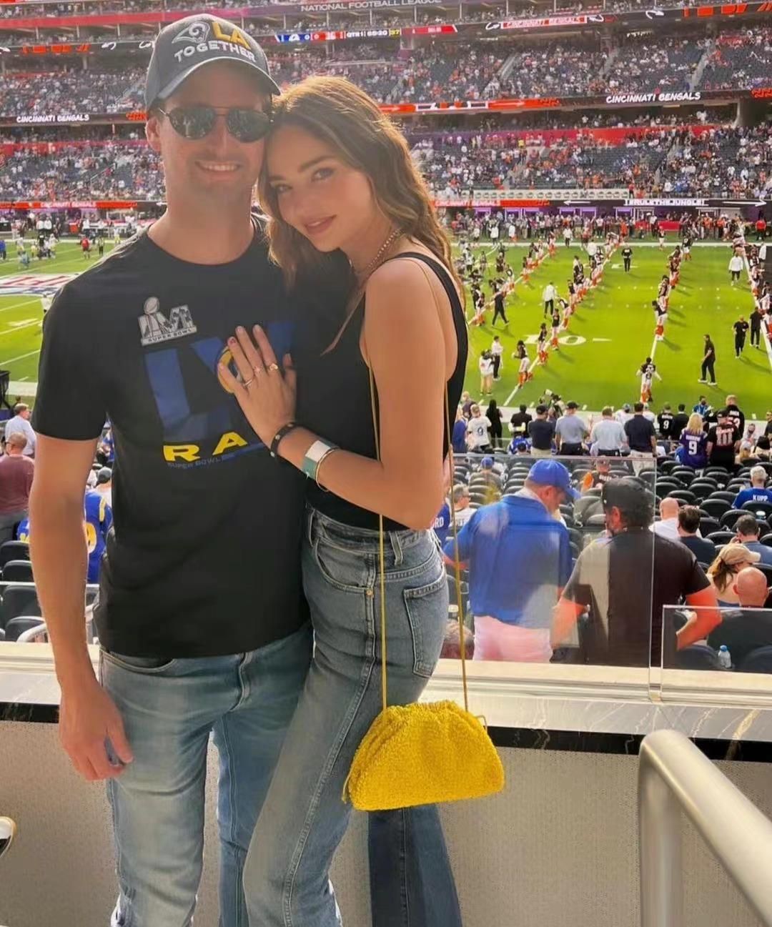 米兰达可儿穿蓝色连衣裙秀身材,米兰达可儿结婚