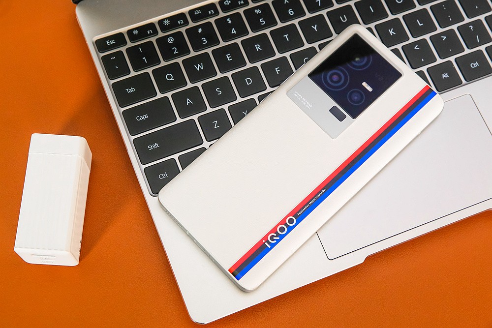 iqoo11骁龙8+2是超频版吗,iqoo11骁龙是不是满血版