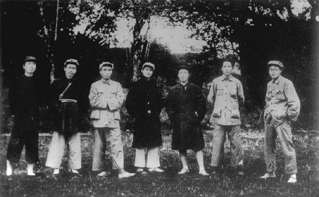 三个人结拜为兄弟，建国后：一人是铁匠，一人是农民，一人是主席