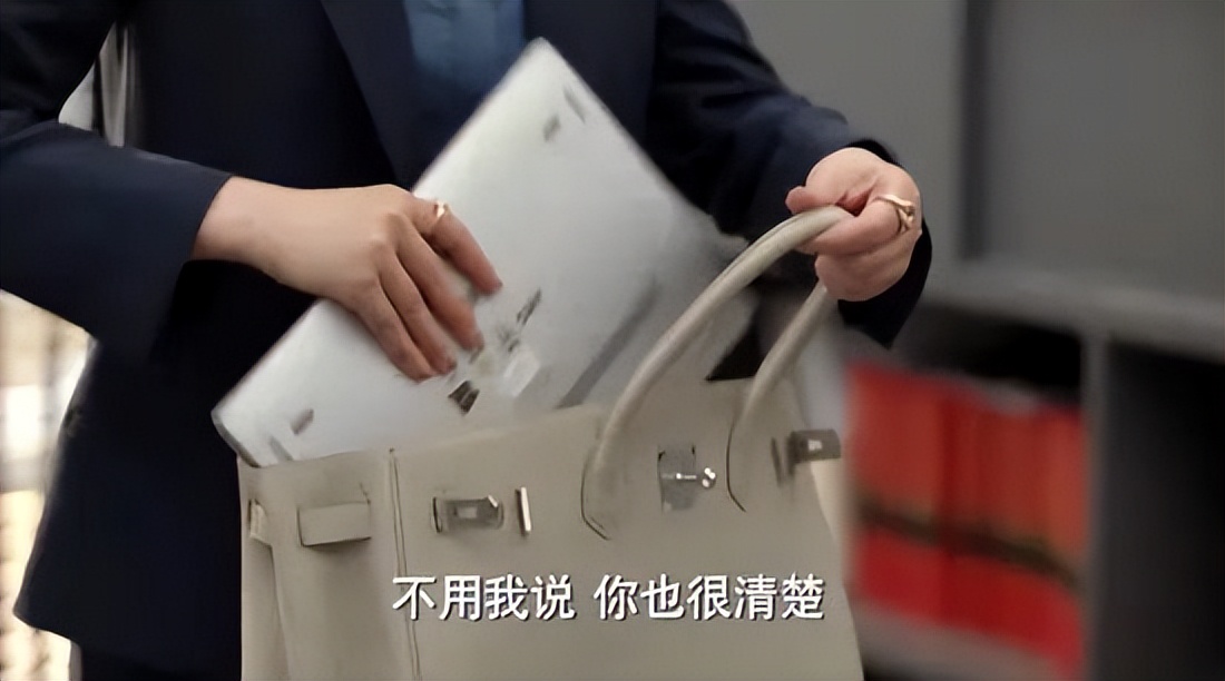 穿大牌西装背200块帆布包，混搭百元球鞋，她演女高管我服！