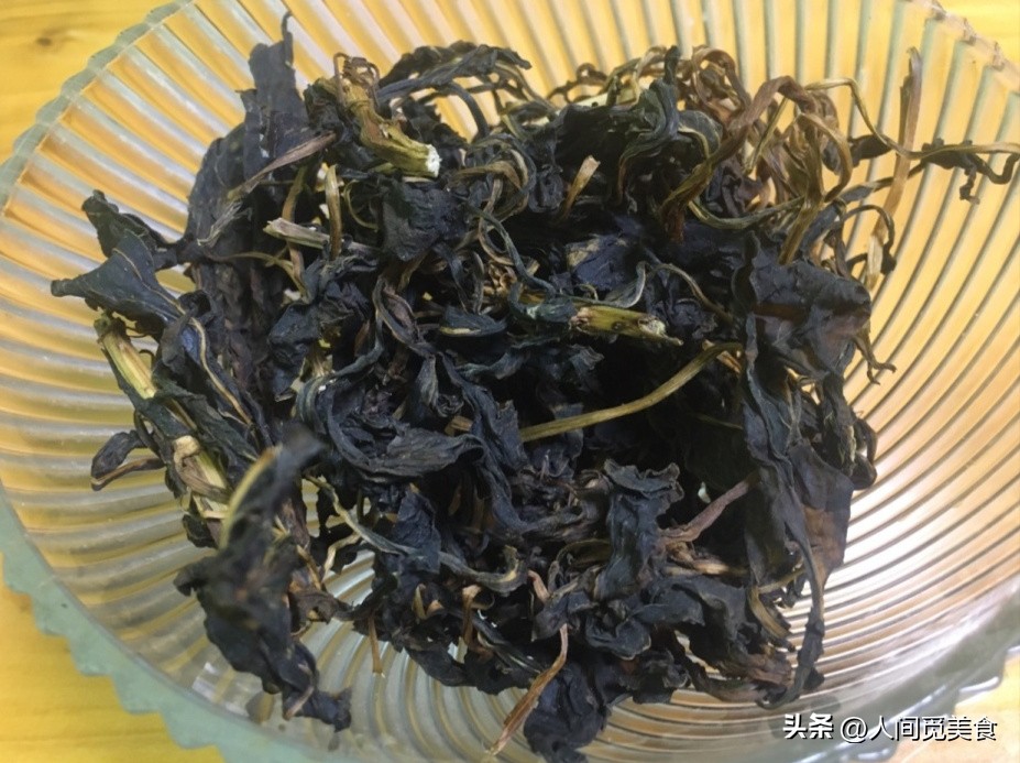 乡下奶奶寄来的菜，被孙媳妇直接扔垃圾桶了，网友：扔哪我去捡