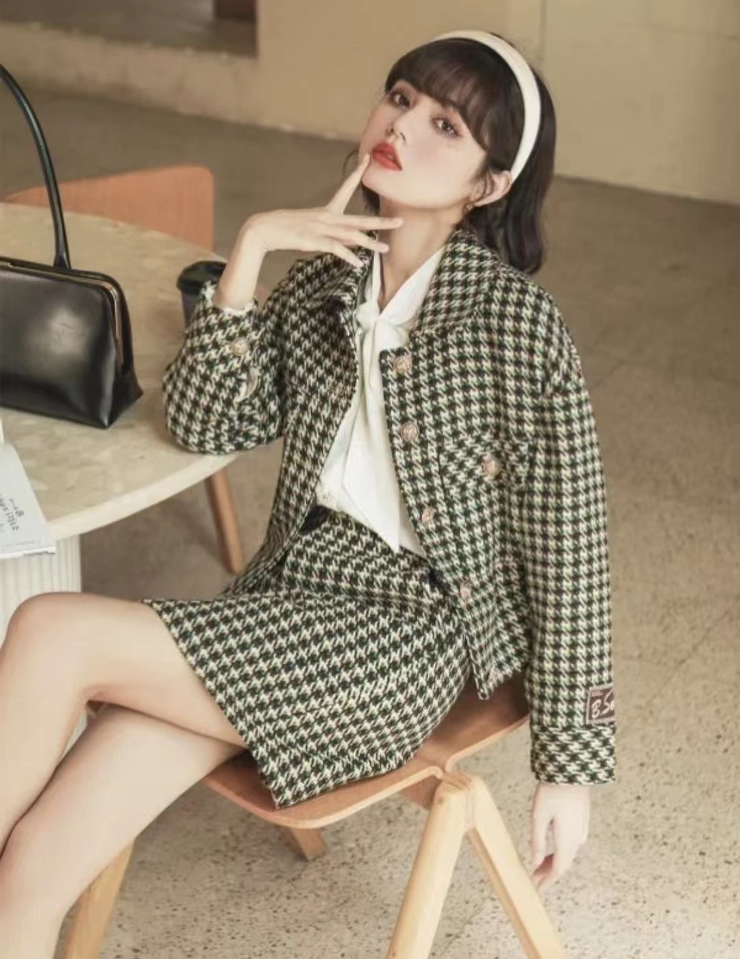 千鸟格半身裙秋冬款a字版30岁,黑白千鸟格半身裙配原绒色毛衫