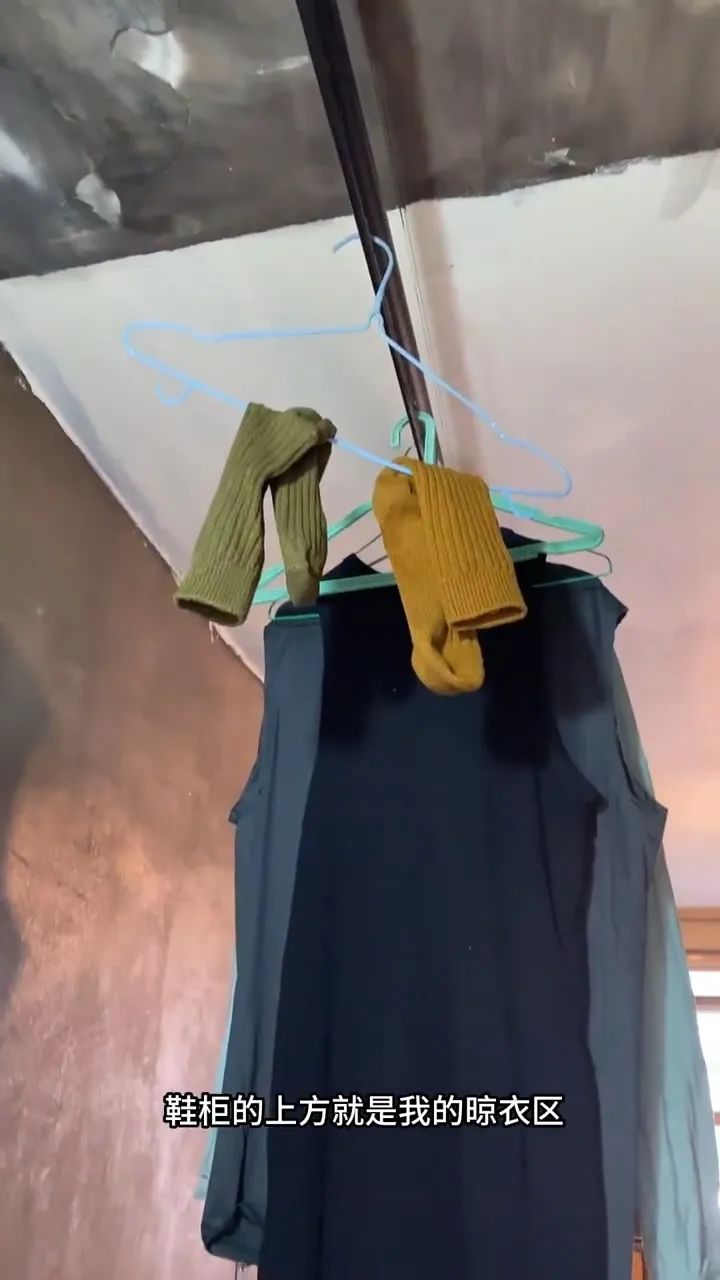 著名演员演戏10年，却蜗居二环10㎡，存款5位数：这么穷？我不信