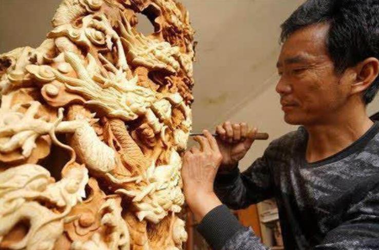 广西男子雕楠木,15米长东方雄狮根雕300万元拒卖