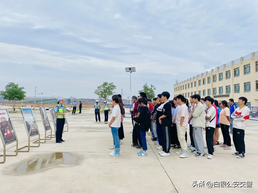 【暑期交通安全】暑期迎来“学车热”交警宣传进驾校把好安全“方向盘”